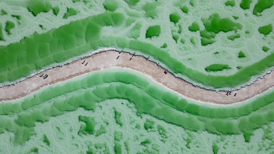 在茫崖翡翠湖，感受大自然神奇的色彩